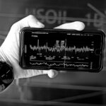 株価チャートが映るスマートフォンの画面の画像