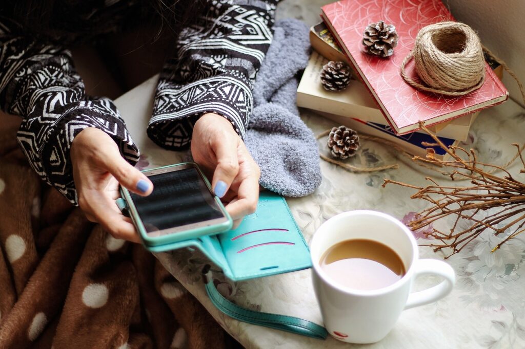 スマートフォンをみる女性の画像
