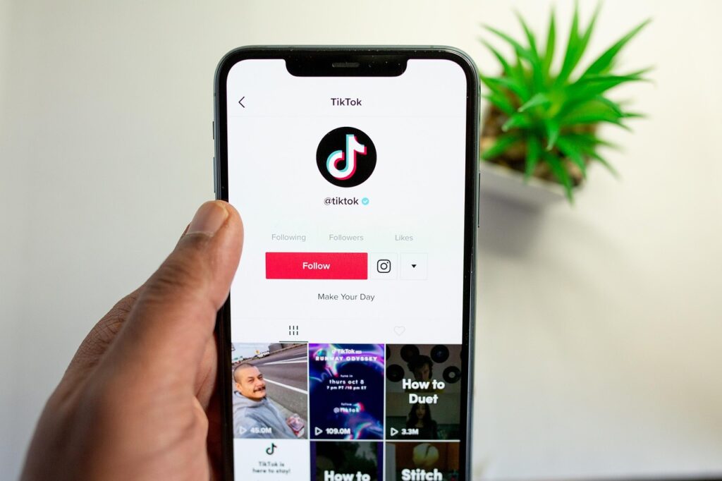 TikTokのプロフィール画面がうつるスマホの画像