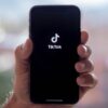 TikTokアプリがうつるスマートフォンの画像