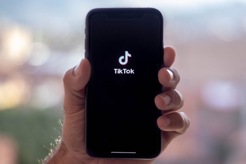 TikTokアプリがうつるスマートフォンの画像