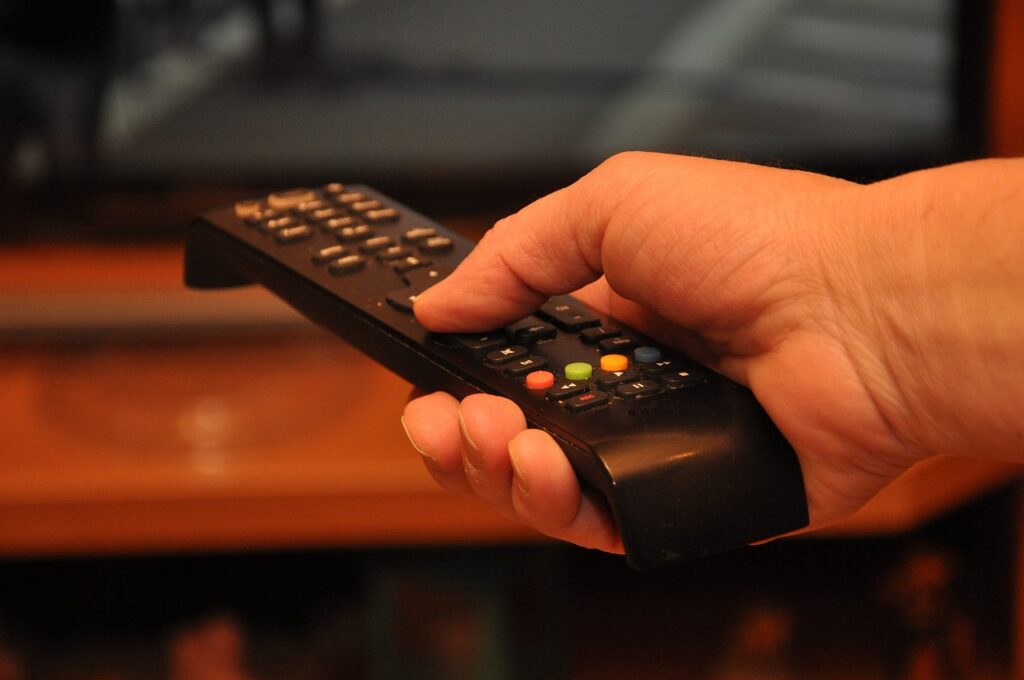 テレビとテレビリモコンの画像