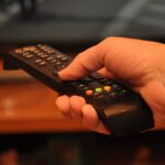 テレビとテレビリモコンの画像