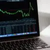 株価チャートが映るノートパソコンの画像