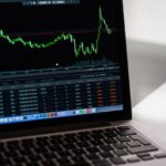 株価チャートが映るノートパソコンの画像
