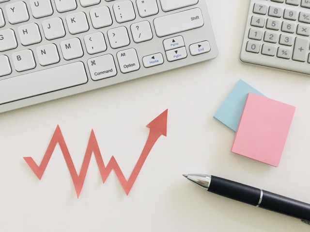 パソコン 電卓 付箋 ボールペン 上昇トレンド